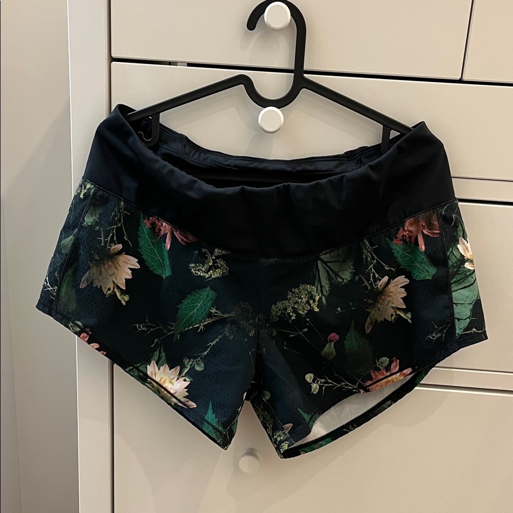 Oiselle roga shorts in moody floral